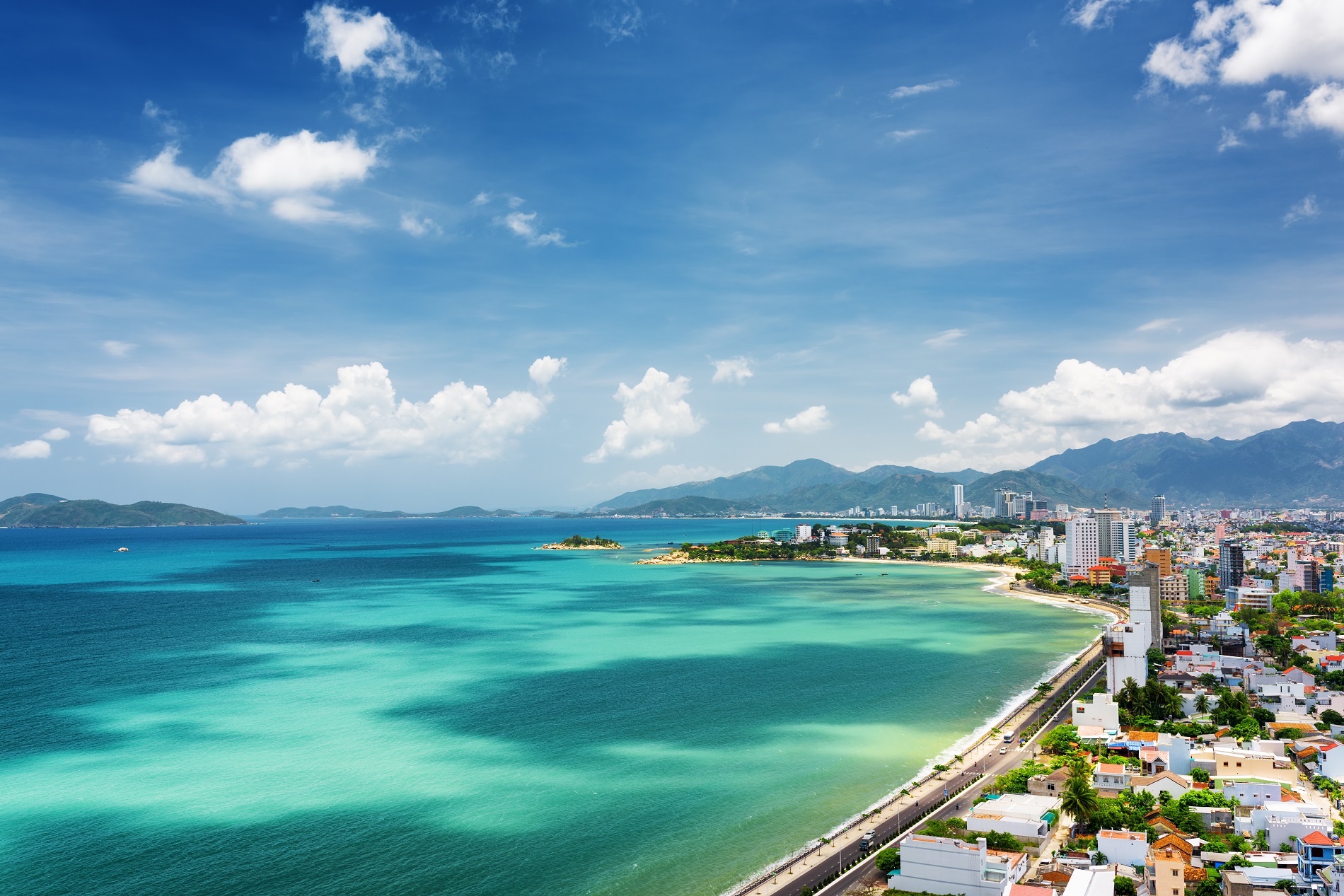 Bãi biển xanh trong vắt tại Nha Trang sẽ khiến bạn ngạc nhiên