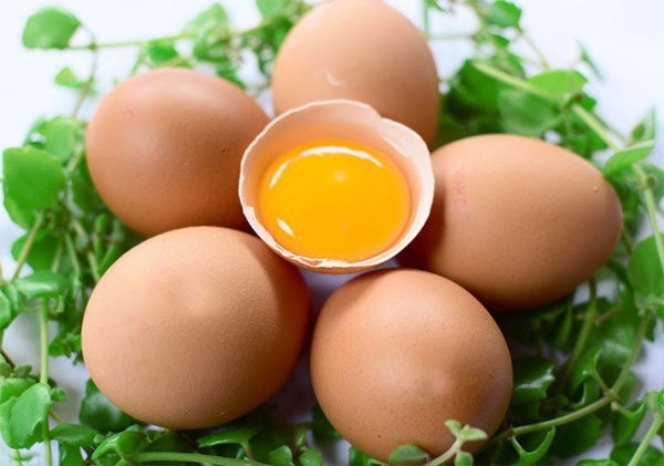 Bổ sung lòng đỏ trứng vào thực đơn hàng ngày có thể giúp cải thiện tình trạng mắt đỏ.