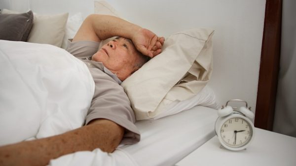 Tại sao người cao tuổi lại mất ngủ vào mùa lạnh